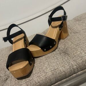 Women’s Black And Tan Chunky Heel Size 6